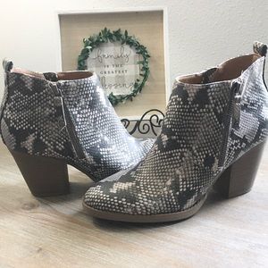 UNIVERSAL THREAD new booties. Snakeskin print
